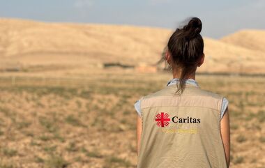 Chcete si vyzkoušet práci v humanitární organizaci? Charita vyšle 26 dobrovolníků na své zahraniční pobočky