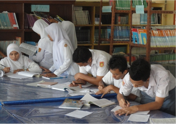 Students preparing themselves for next lesson in the school library