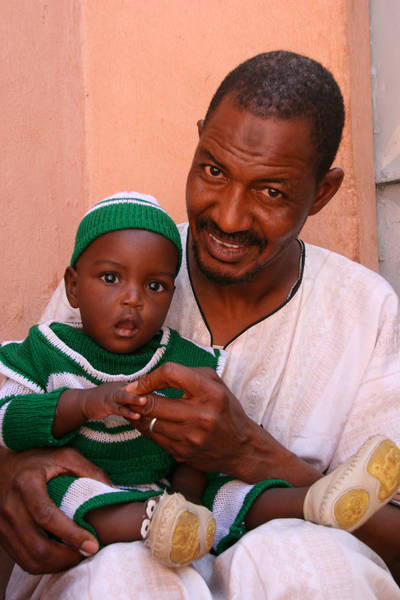 Bývalý obchodník Ibrahim Diallo drží svého osmiměsíčního synka Babaa