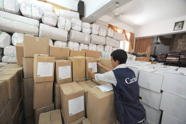 The young volunteer helping to prepare the distribution of humanitarian aid.