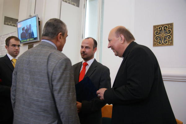 Ministr zahraničí Karel Schwarzenberg předává zástupcům Charity ČR cenu
