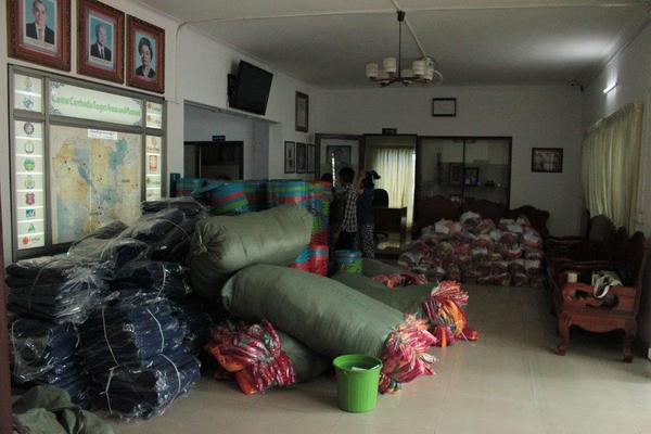 Z kanceláře Charity Kambodža byl zhotoven provizorní sklad materiální pomoci