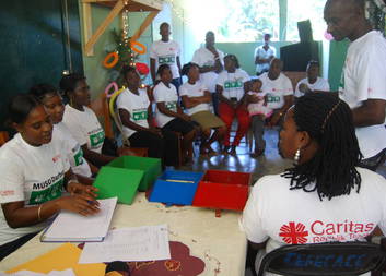 Další svépomocné skupiny na Haiti získaly svá osvědčení