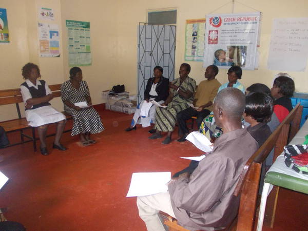 Training health volunteers (photo: Tea Tihounová).