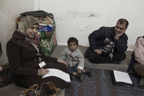 Soci&aacute;ln&iacute; pracovnice z jord&aacute;nsk&eacute; Charity, rovněž syrsk&aacute; uprchlice, na n&aacute;v&scaron;těvě u Yahia. 