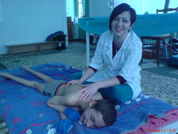 Serjožkova rehabilitační sestra se svému klientovi věnuje velmi poctivě