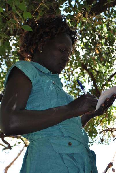 Marian Naakale, vedoucí projektu, si zapisuje, jaké choroby ohrožují dobytek v okolí Marian Naakale, vedoucí projektu, si zapisuje, jaké choroby ohrožují dobytek v okolí