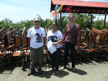 Ředitel N&aacute;rodn&iacute; středn&iacute; &scaron;koly Basey přeb&iacute;r&aacute; nově nakoupen&eacute; vybaven&iacute; &scaron;koly