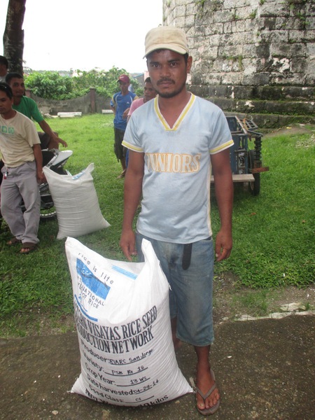 The grower Ranil just got 40 kg of rice seeds. Now he waits for a training.