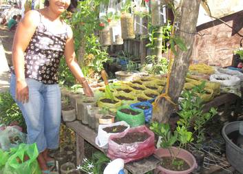 Jennifer Barcial and Lolita Germones, the gardeners from the Philippines