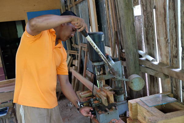 Matakin in his joinery workroom (photo by Patrick Nicholson/Caritas Internatiolnalis)