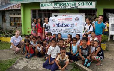 Společné foto filipínských školáků a zástupkyně Charity ČR na Filipínách, Heleny Kotkové