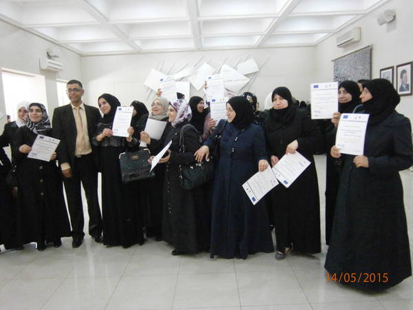 Mostly women from Syria have received their certificate and organized a bazar (Rudi Koegler).