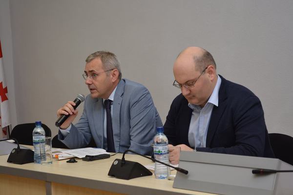 Úvodní řeč. Vlevo: rektor Iljovy státní univerzity (foto: Rusudan).