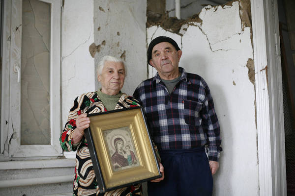 Z celého domu zbyl neporušený jen svatý obrázek Madony s dítětem.