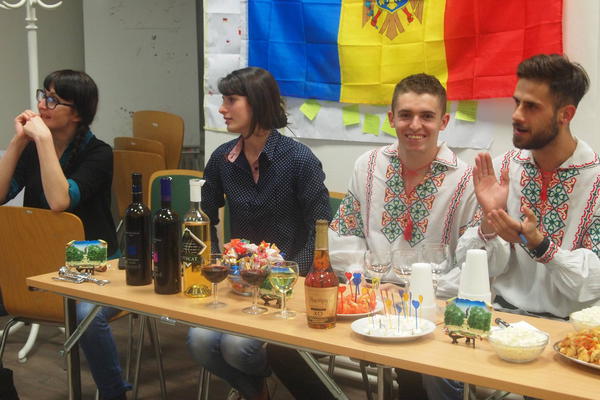 Moldovan young people present their culture.