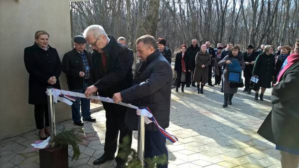 Czech Ambassador Ing. Jaromir Kvapil at the ribbon cutting ceremony.