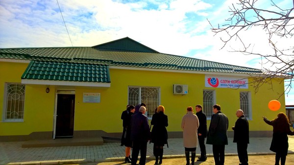 Participants of the opening ceremony in front of the center.