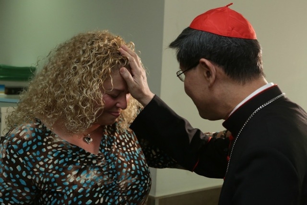 Kardinál žehná syrské křesťance v charitním zdravotním centru v Bejrútu (foto: Caritas).
