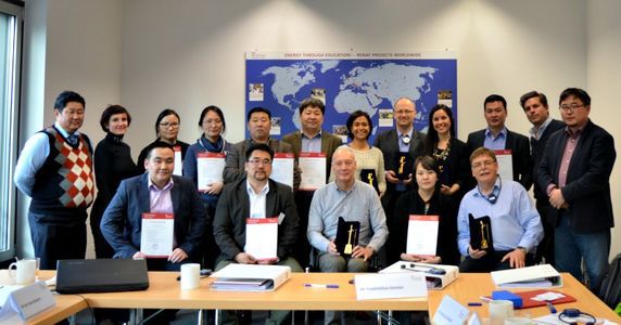 Účastníci školení v Berlíně i se svými certifikáty (foto: SWITCH-Asia Network Facility).