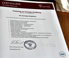 Každý účastník obdržel na konci týdenního školení v Berlíně certifikát (foto: SWITCH-Asia Network).