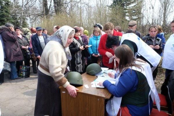 Obcím odříznutým frontovou linií poskytuje Charita Ukrajina radiátory (foto: Irene Broz/Caritas).