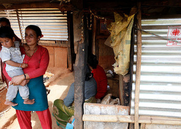 I rok po zemětřesení v Nepálu platí za prioritu přístřeší