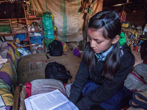 Nirjala does not have a desk. She does her homework on the bed (photo: Caritas Switzerland).