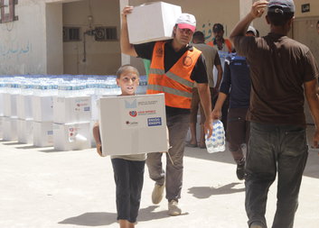 Pomoc v Mosulu navzdory vedru a chaosu