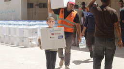 Pomoc v Mosulu navzdory vedru a chaosu