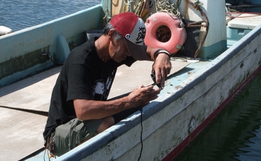 Pěstitel ústřic na své lodi