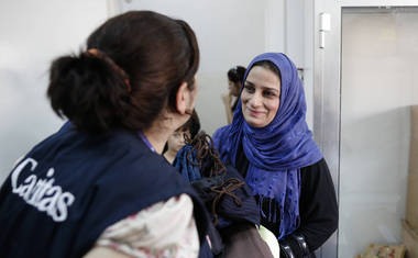 Předání přikrývky a hygienického balíčku Safae (33 let), matce čtyř dětí 