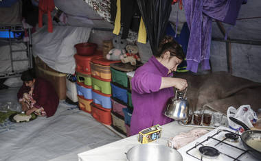 Dopolední příprava oběda v uprchlickém stanu v Iráku