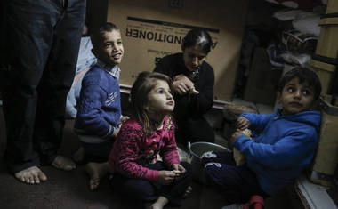 Oběd rodiny žijící nyní v prefabrikovaném kontejneru