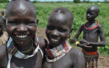 Děti a celý kmen Toposa nemá s focením problém