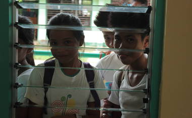 Starší děti zvědavě pokukují