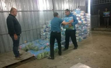 Humanitární pracovníci při práci.