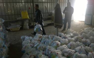 Pohled do skladu s balíčky humanitární pomoci.