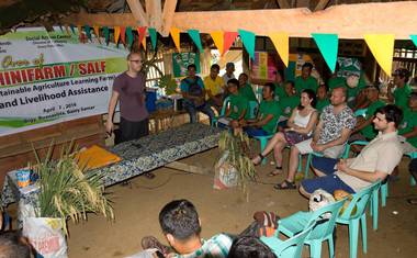 Lukáš Laube při slavnostním předávání farmy.