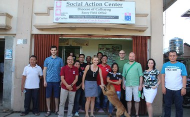 Skupinové foto před kanceláří CHČR v Basey 