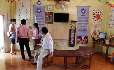 Veronika Nožinová při prohlídce denního centra