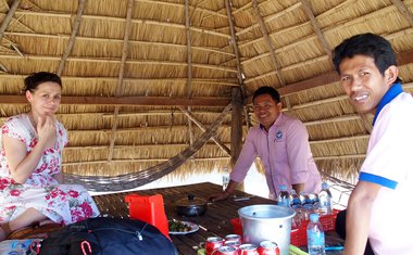 Veronika Nožinová při hovoru s pracovníky Nadace Komar Pikar