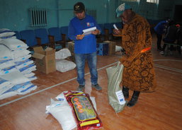 Food distribution in Delgereh sum (Dornogobi province).