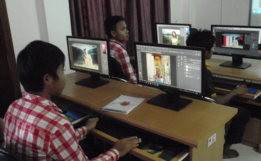 Lidé s postižením se v centru učí s počítači