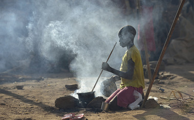Osmiletý Adieu Anai vaří z potravin, které dostal v uprchlickém táboře