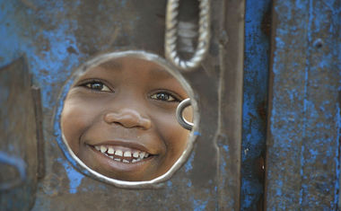 Uprchlíci v Riimenze v rámci potravinové pomoci dostali například hrušky, z kterých se radovaly děti i dospělí