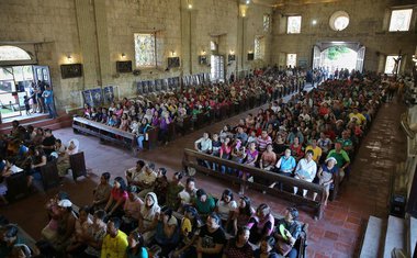 Během mše byl sál zcela zaplněný (foto: Jakub Žák).