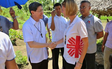 Kardinál se srdečně přivítal s Helenou Kotkovou, zástupkyní Charity ČR na Filipínách.