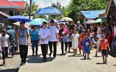 Kardinál se vydal na obhlídku oblastí, kde Charita ČR pomáhala obnovit obživu obyvatel stižených tajfunem Haiyan (foto: Jakub Žák). 