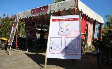 Infostánek s mapkou, kde na Filipínách pomáhají jednotlivé Charity (foto: Jakub Žák).